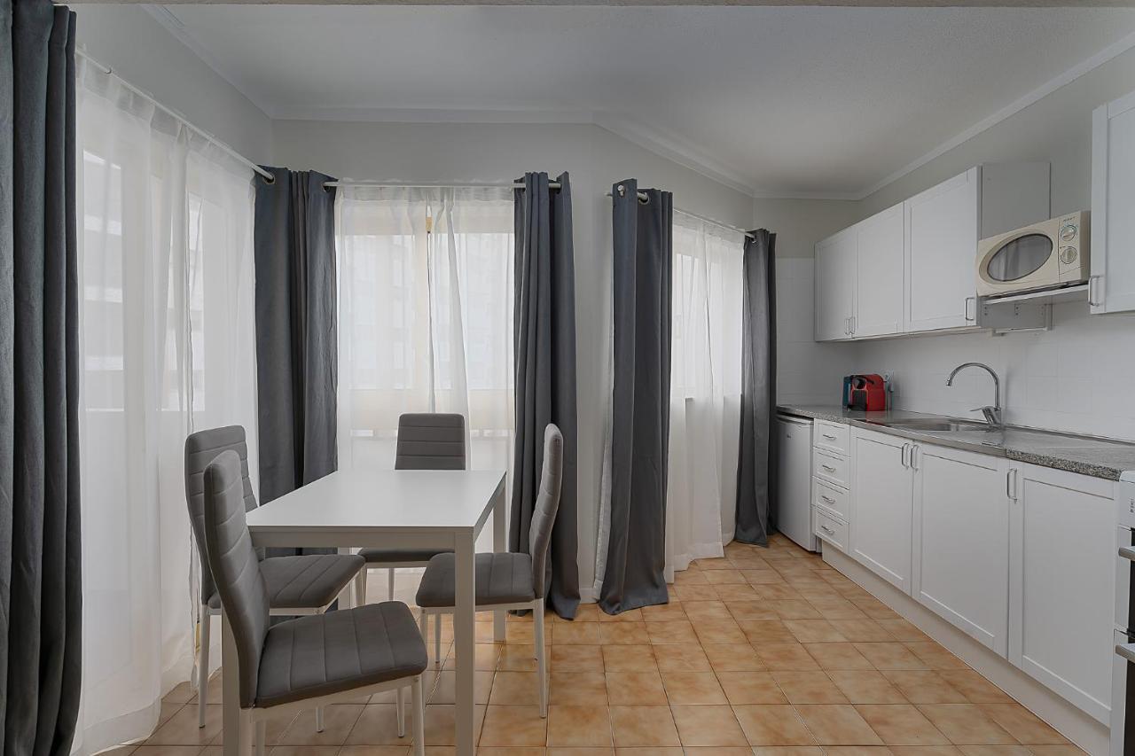 Sunny Flat W/ Balcony & Pool By Lovelystay Portimão Eksteriør billede