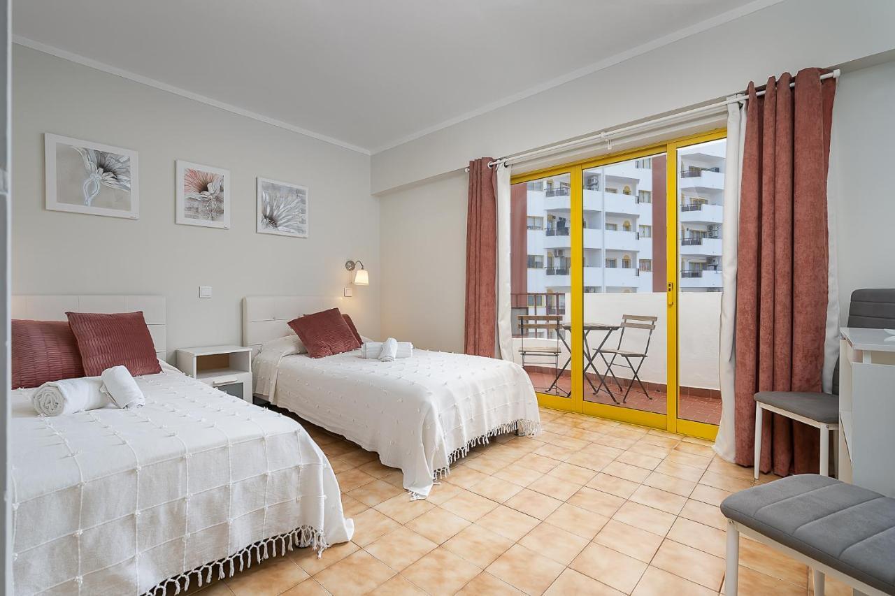 Sunny Flat W/ Balcony & Pool By Lovelystay Portimão Eksteriør billede