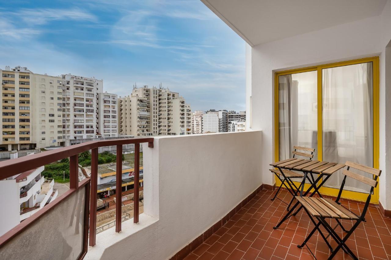 Sunny Flat W/ Balcony & Pool By Lovelystay Portimão Eksteriør billede
